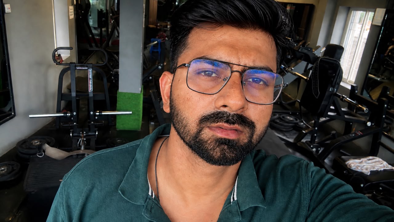Tarik Islam working at the laboratory bench